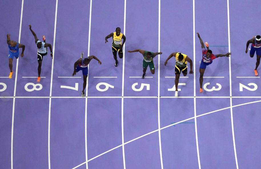 Noah Lyles vence uma corrida olímpica de 100 metros historicamente acirrada por cinco milésimos de segundo
